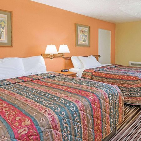 Days Inn By Wyndham Henrietta/Rochester Area Bagian luar foto