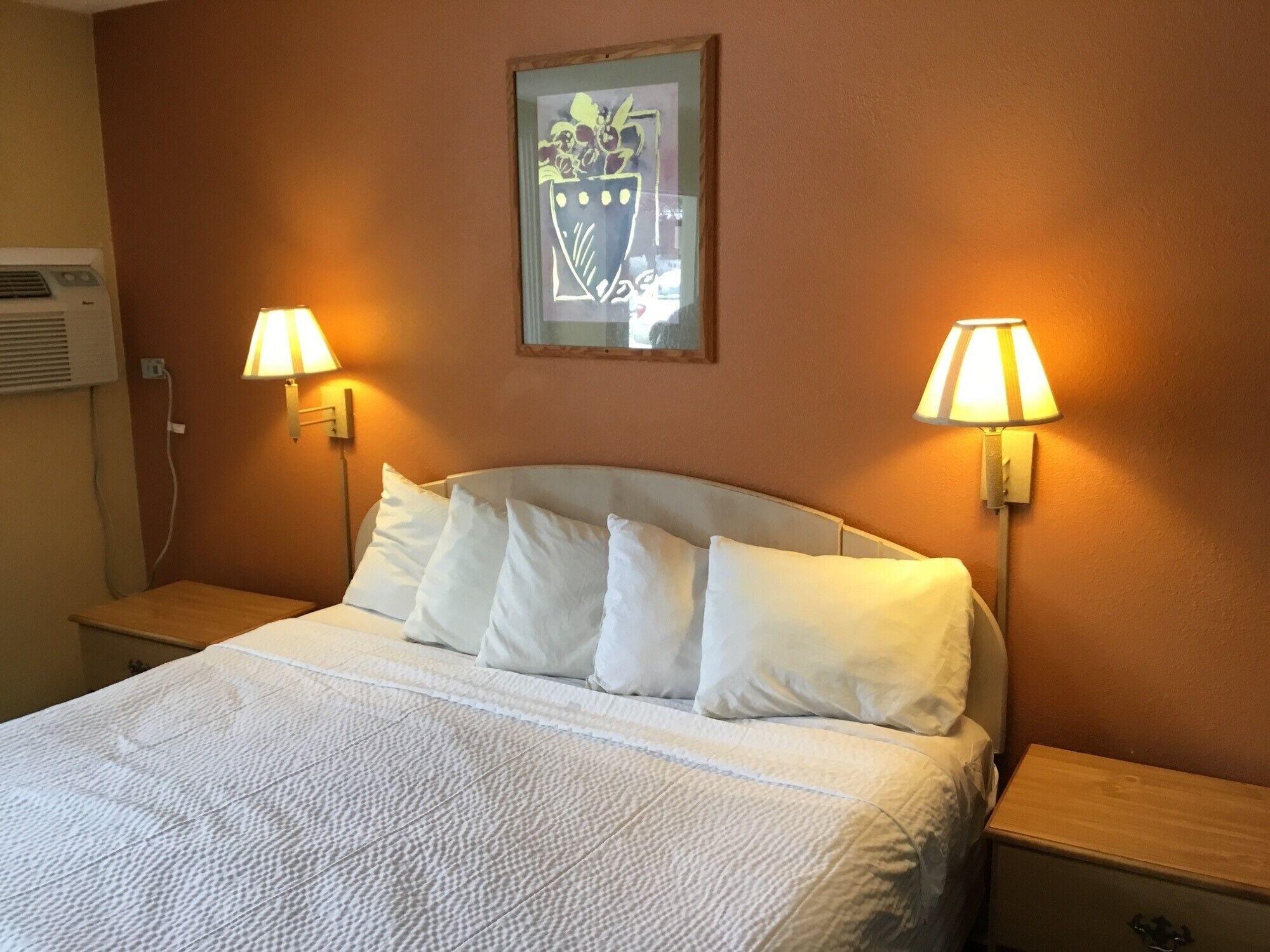 Days Inn By Wyndham Henrietta/Rochester Area Bagian luar foto