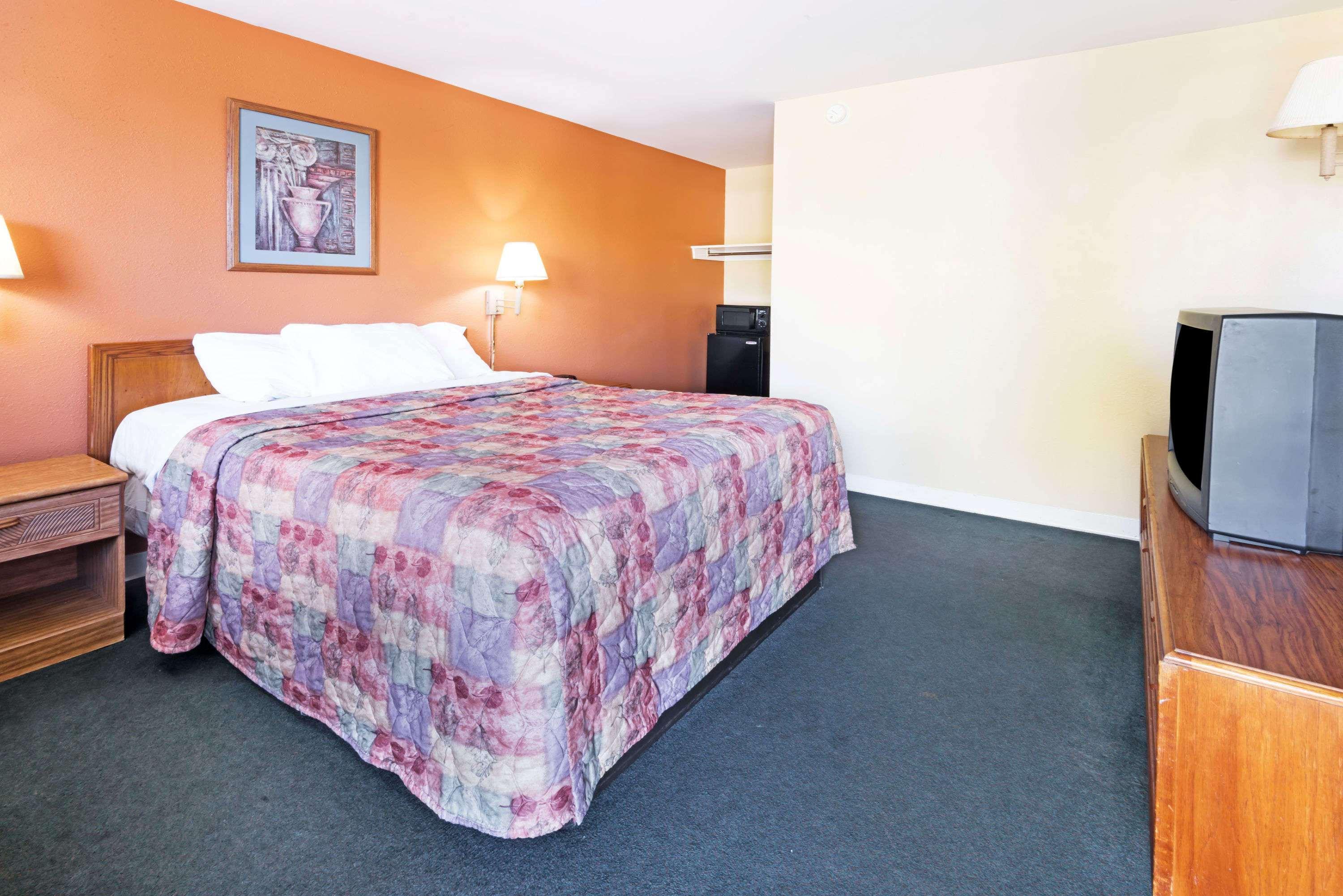 Days Inn By Wyndham Henrietta/Rochester Area Bagian luar foto