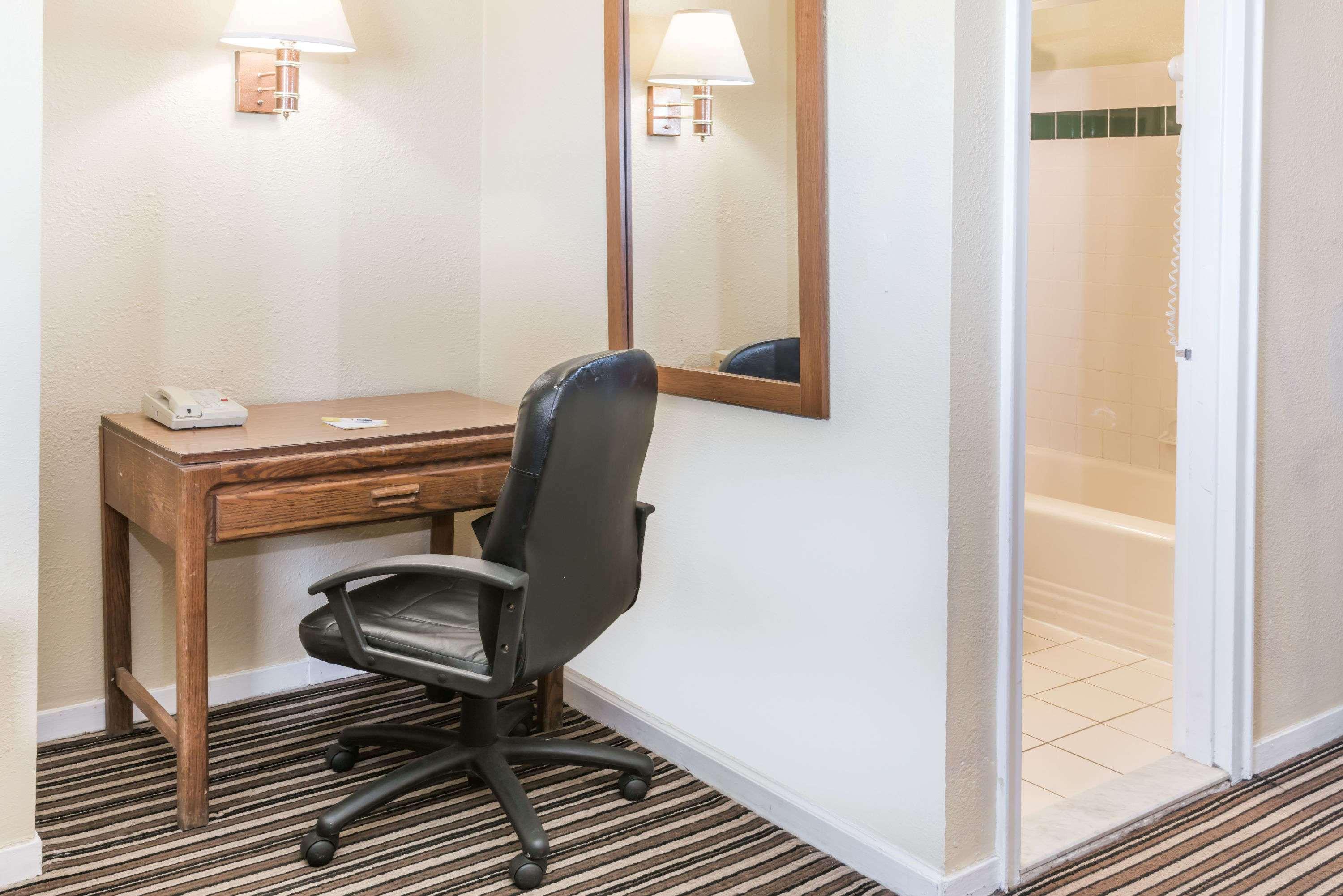 Days Inn By Wyndham Henrietta/Rochester Area Bagian luar foto