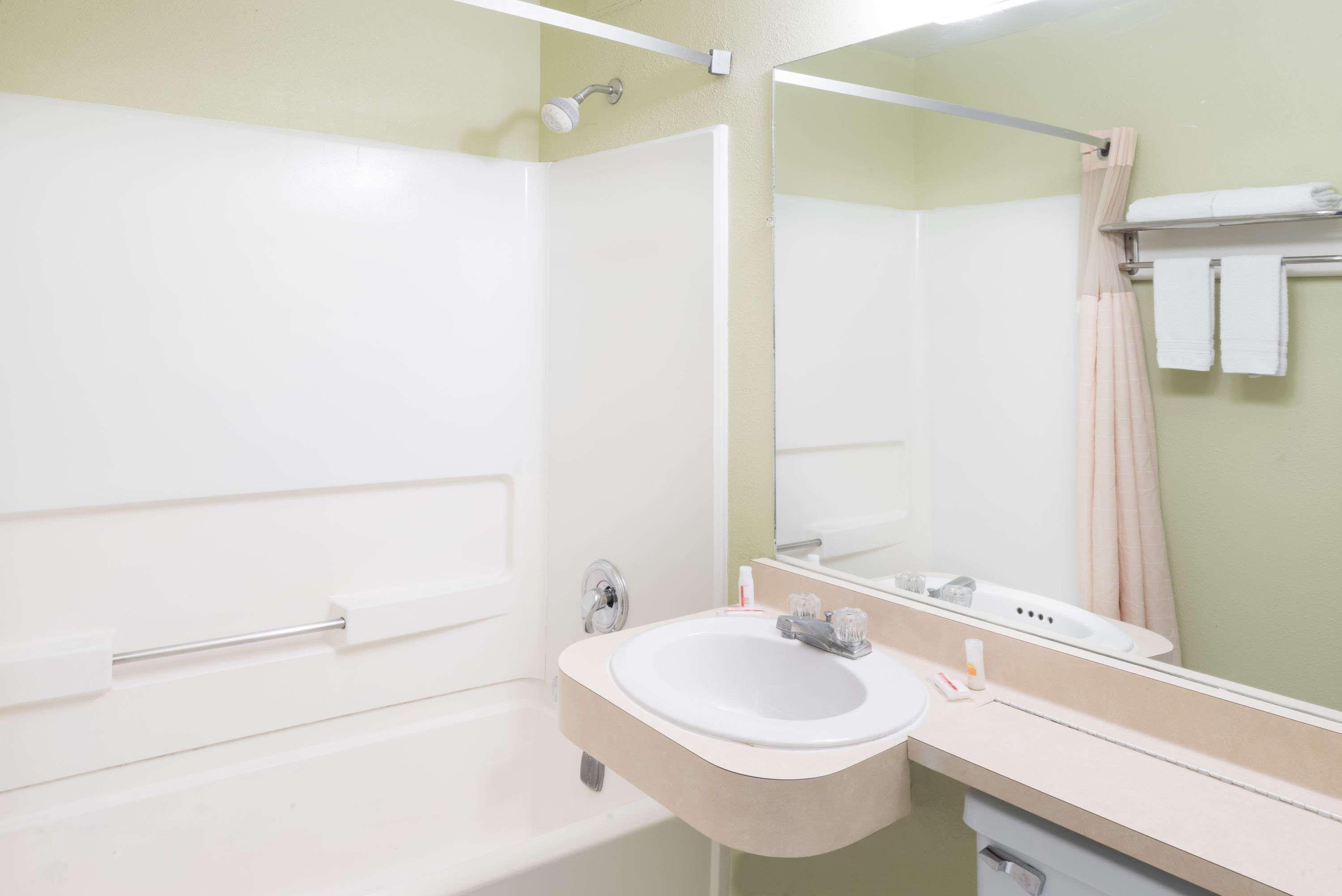 Days Inn By Wyndham Henrietta/Rochester Area Bagian luar foto