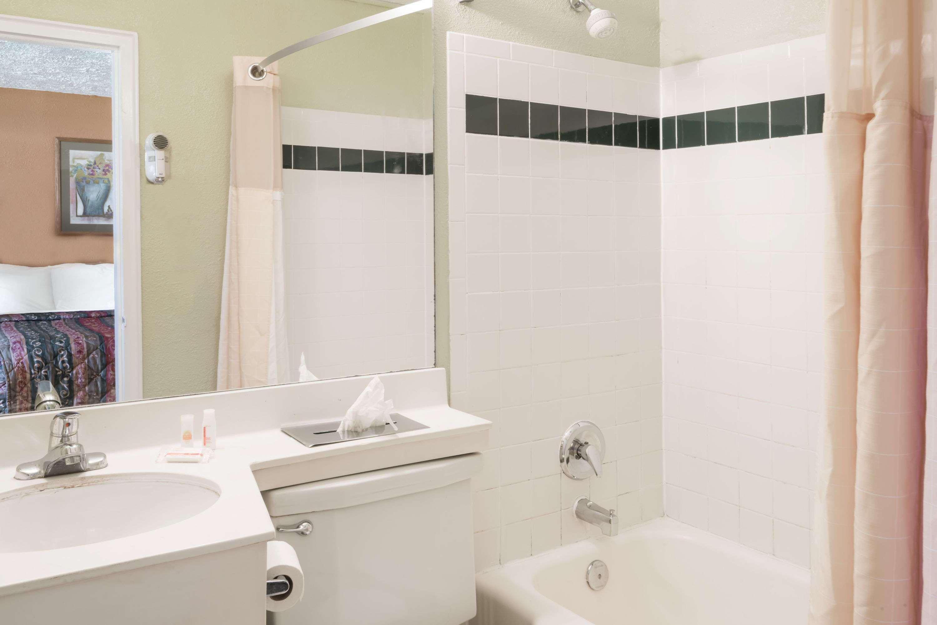 Days Inn By Wyndham Henrietta/Rochester Area Bagian luar foto